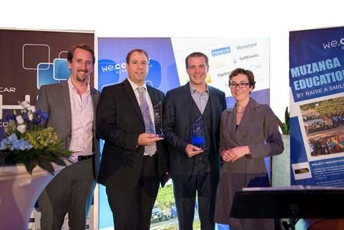 Dr. Matthias Lust (second from left), Director of Preh Advanced Development, accepts the Car HMi Award 2014 for the innovative Preh Centre Console Concept.