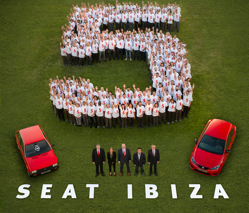 220 employees on the Ibiza line celebrating the Ibiza number 5 million together with SEAT managers - See more at: http://www.seat-mediacenter.com/en-stories/model-range/seat-reaches-its-ibiza-number-5-million/&v=t&p=2?p=1&overview=0&v=i#sthash.Wfukrqmz.dpuf