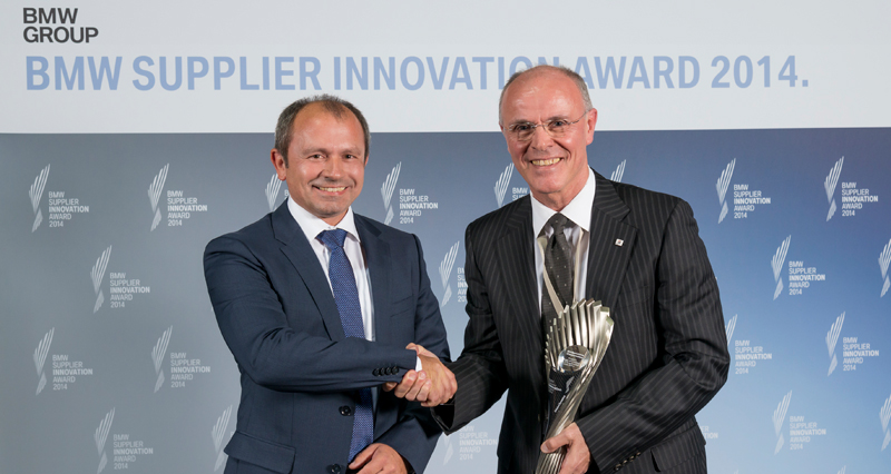 CEO and President of Bridgestone Europe, F.Annunziato (right), receiving from Mr. Gerhard Kurz, Senior VP Purchasing Driving Dynamics the BMW Supplier Innovation Award on behalf of Bridgestone.