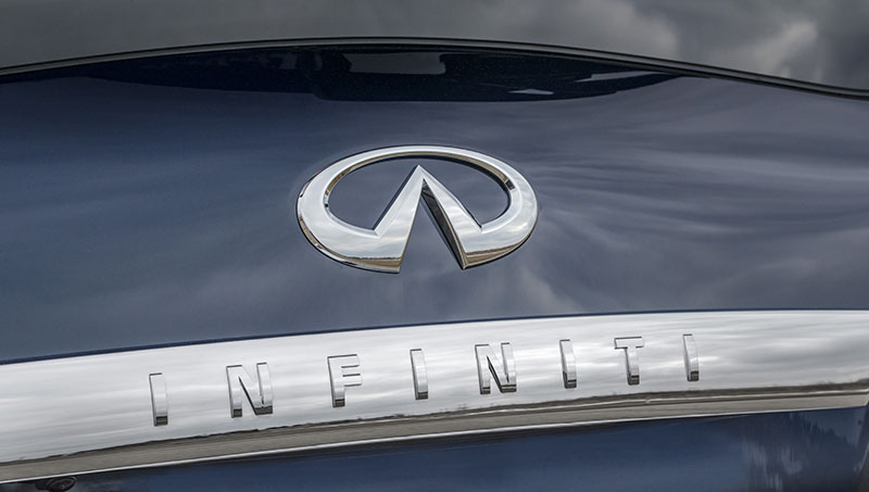 2015 Infiniti QX80 badge