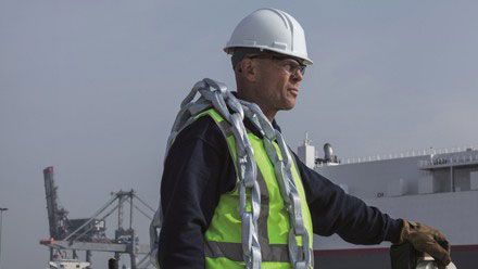 Dockworker with TYCAN chain