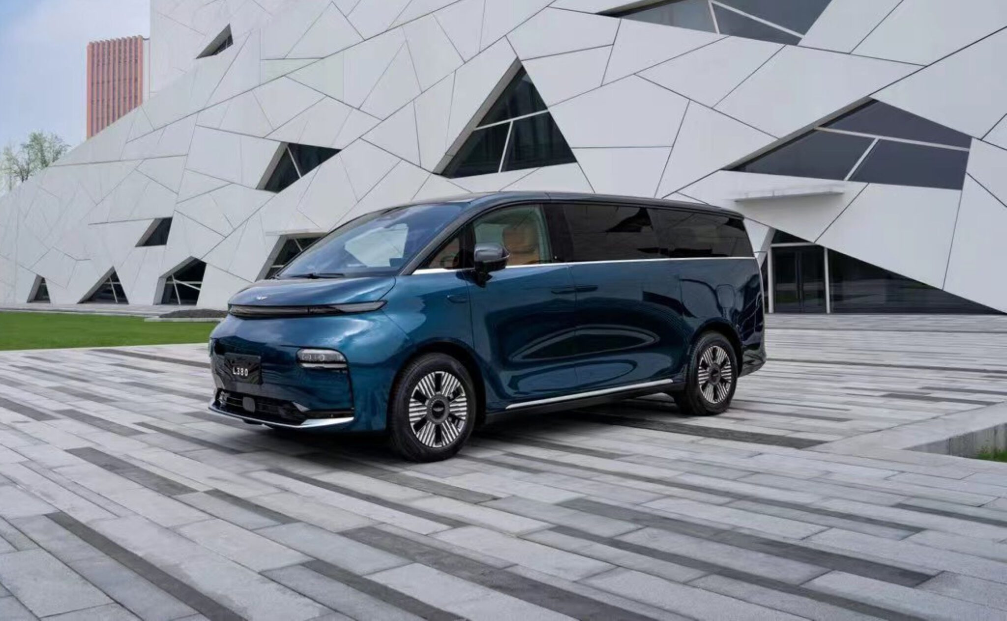 Geely deploys automotive thermal imaging on LEVC L380 to reduce night collisions | Automotive World