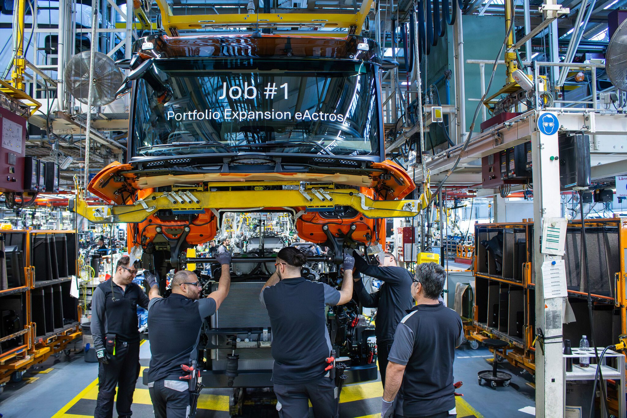 Mercedes-Benz Trucks begins eActros 400 production
