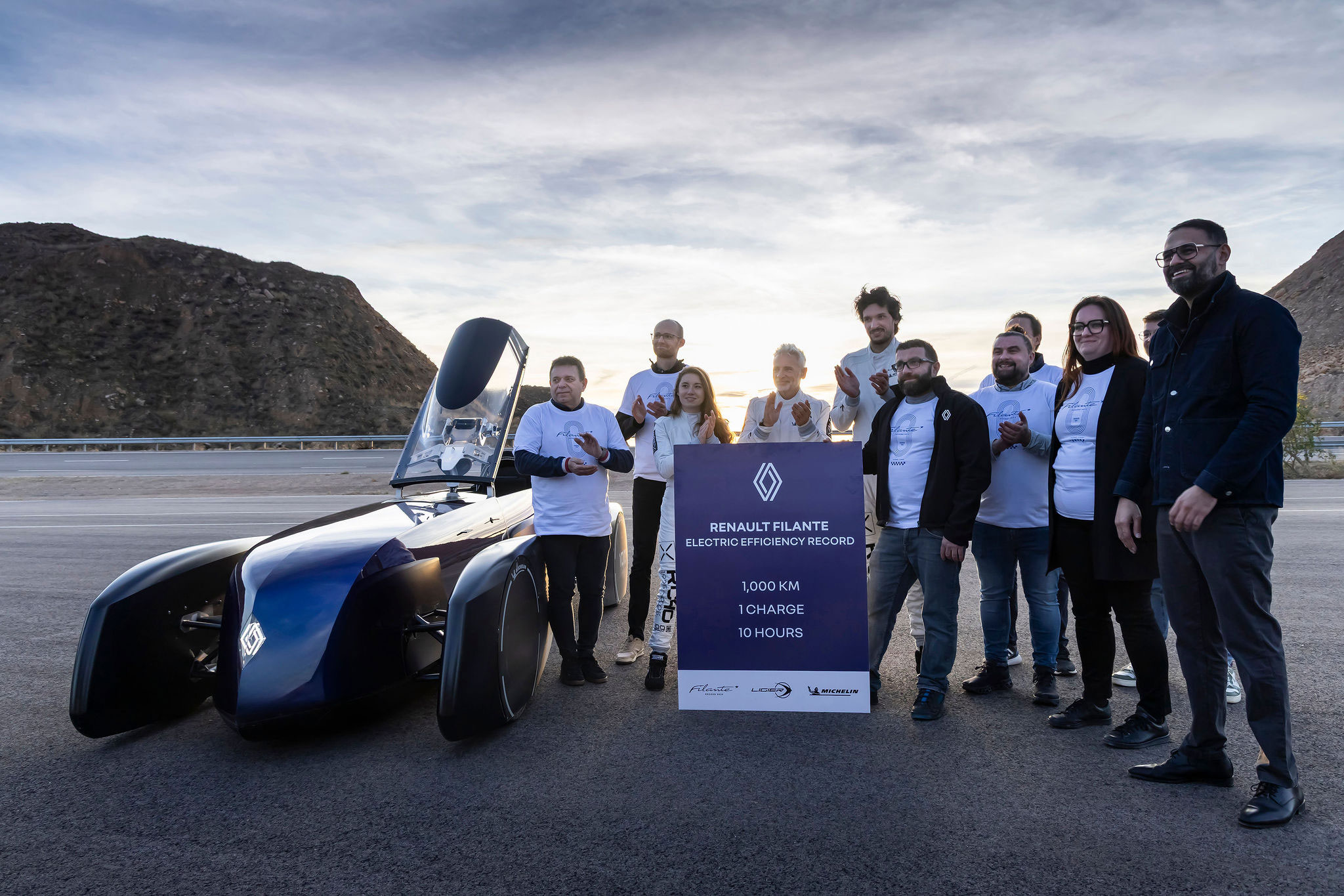 Renault demo car travels 1,008 km without charging