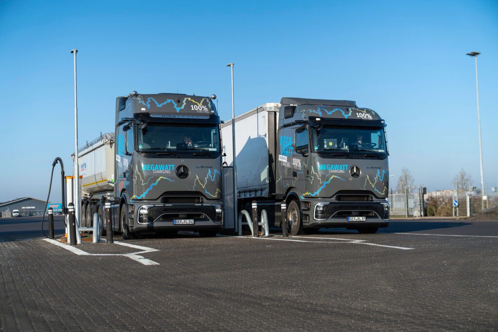 Mercedes-Benz Trucks tests MCS charging on eActros 600插图