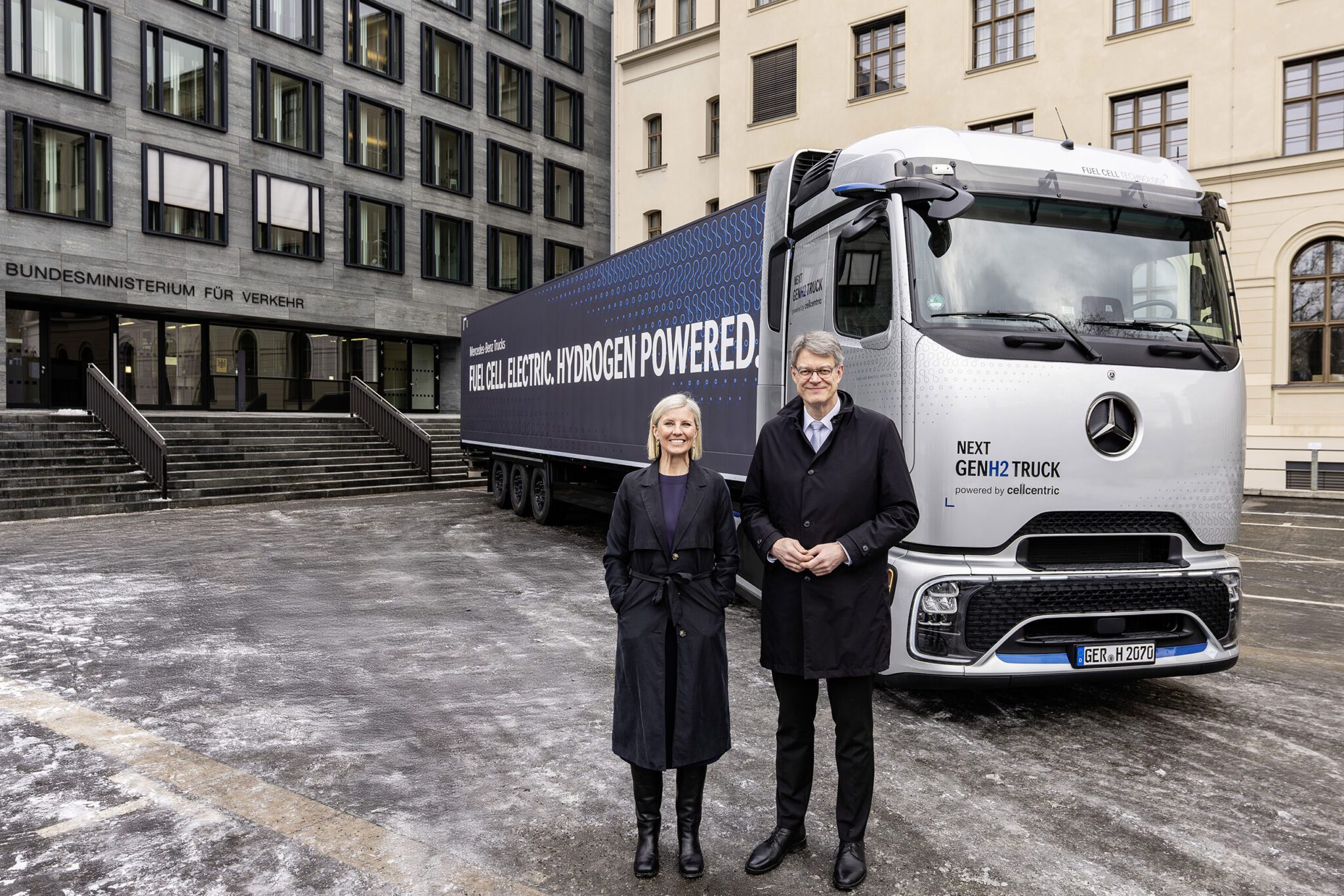 Daimler Truck to build 100 hydrogen trucks in Germany