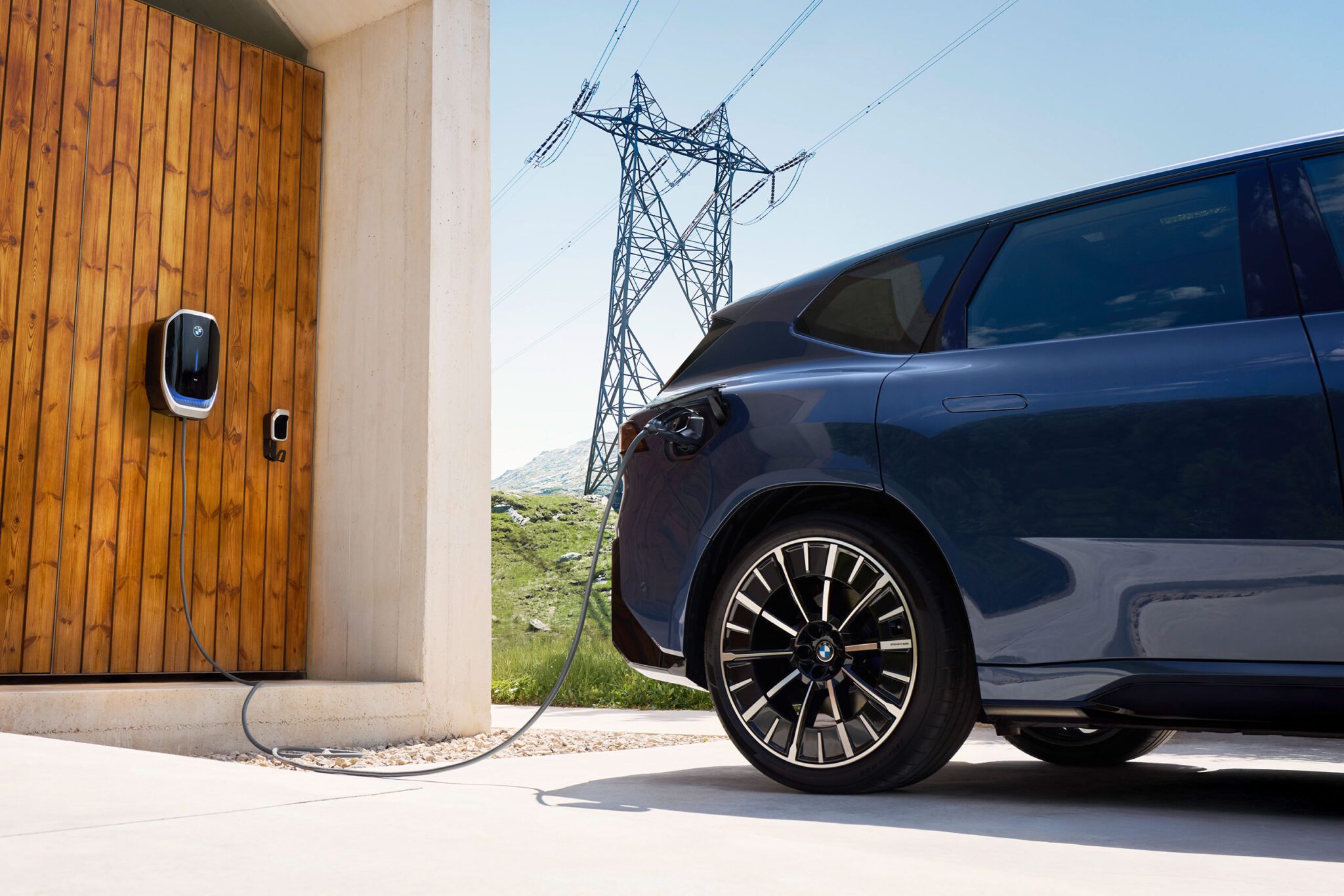 BMW and E.ON launch V2G charging offer in Germany