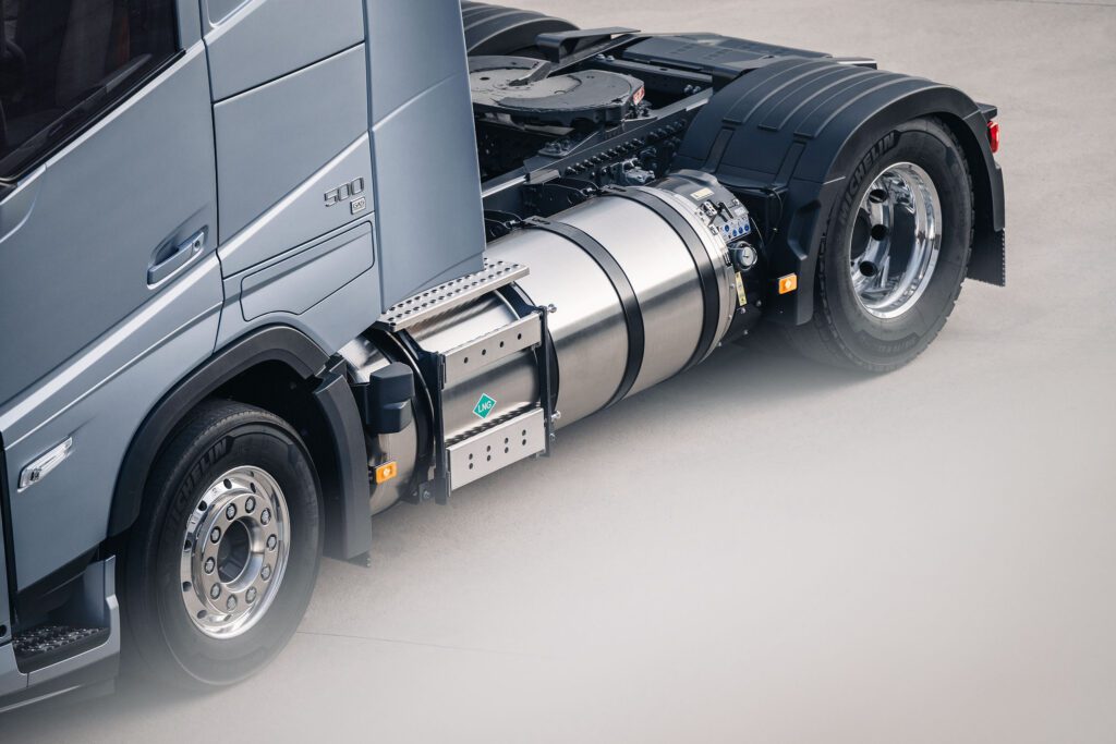 Volvo Trucks passes 10,000 gas-powered truck milestone插图