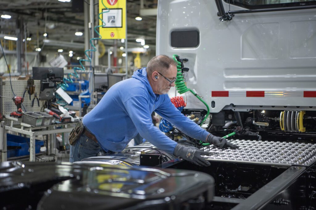 New Volvo VNR enters production at Virginia plant插图
