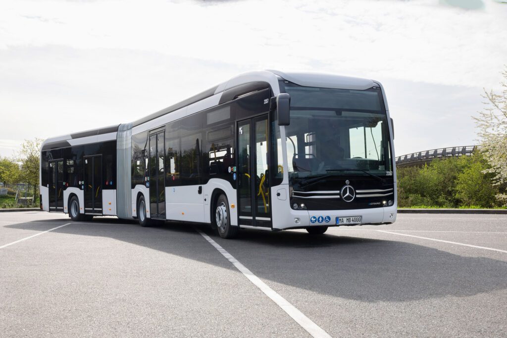 Daimler Buses launches electric intercity bus at Bus2Bus插图1