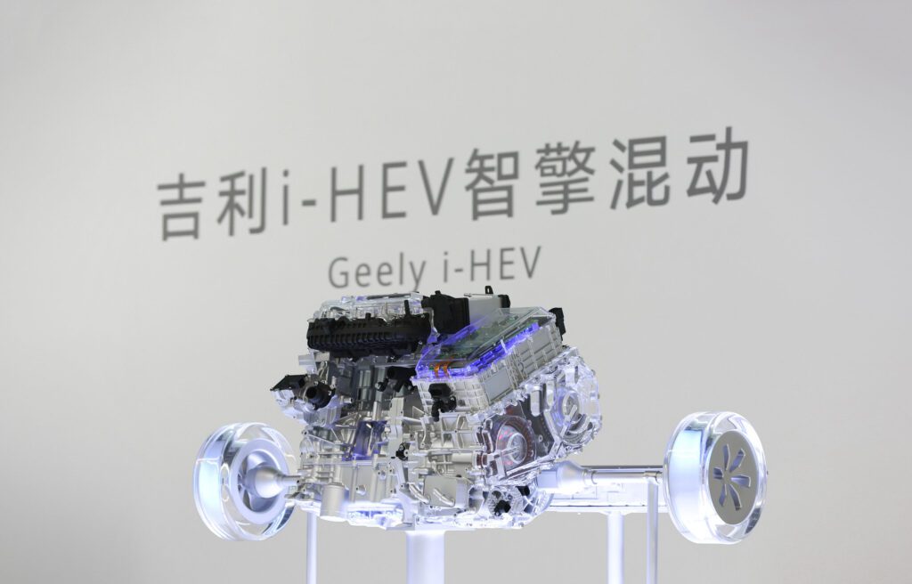 Geely launches AI-driven i-HEV hybrid with record efficiency插图