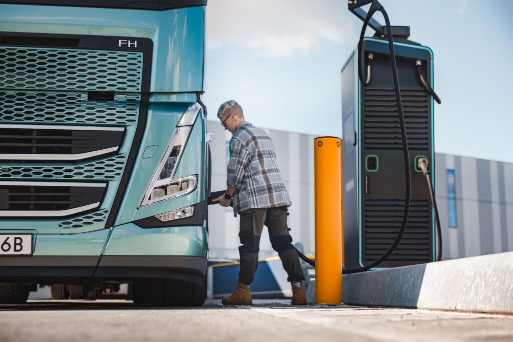 Volvo Trucks unveils 700km-range electric long-haul truck插图