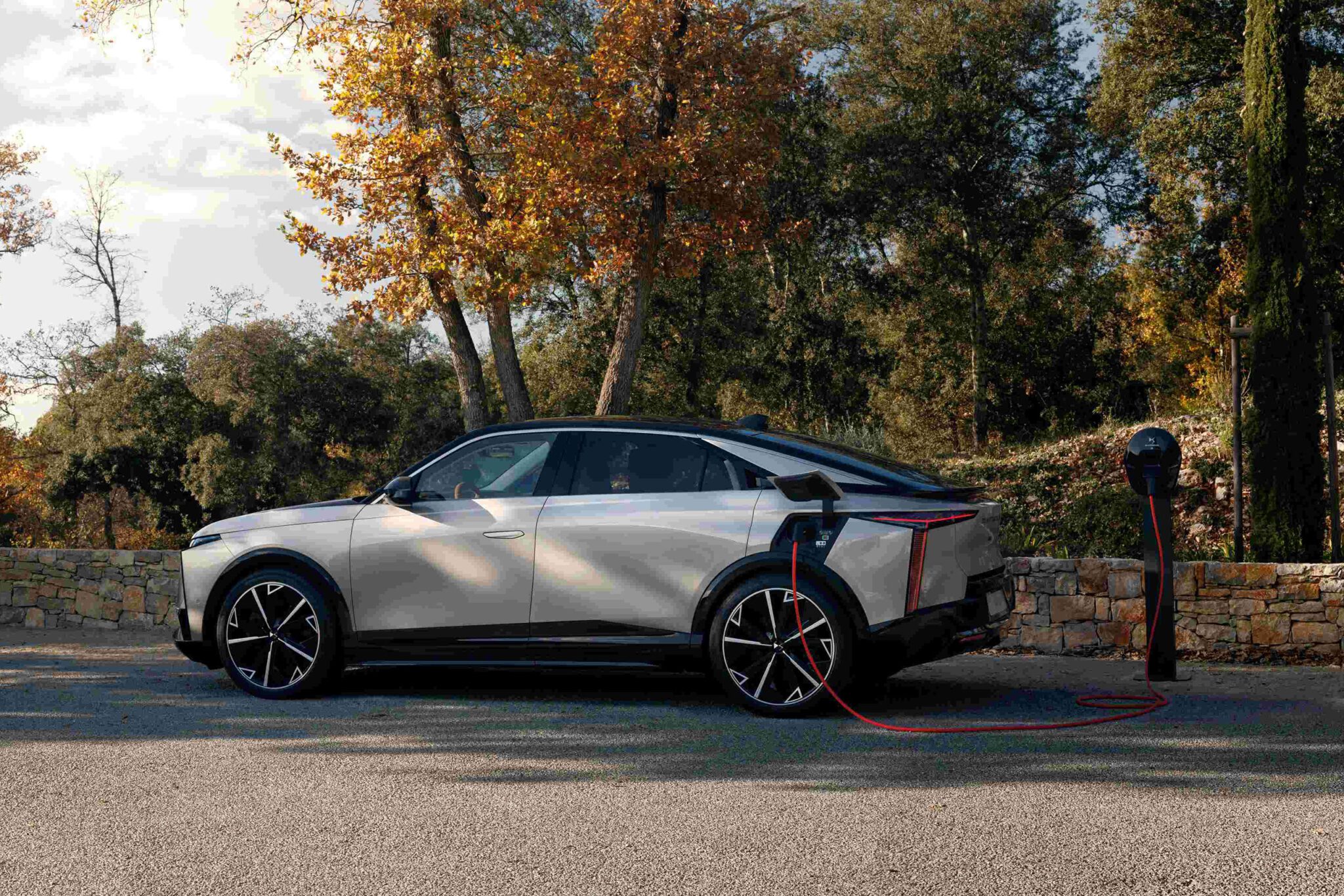 DS N°8 gains Plug & Charge and 22 kW AC charging