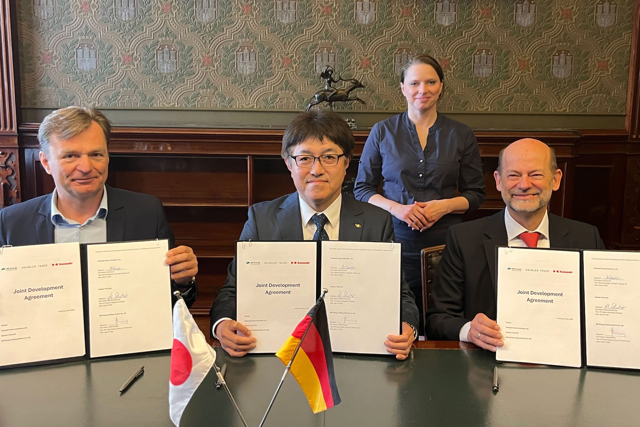 AutoWireDaily — Daimler Truck JV to bring liquid hydrogen to Hamburg