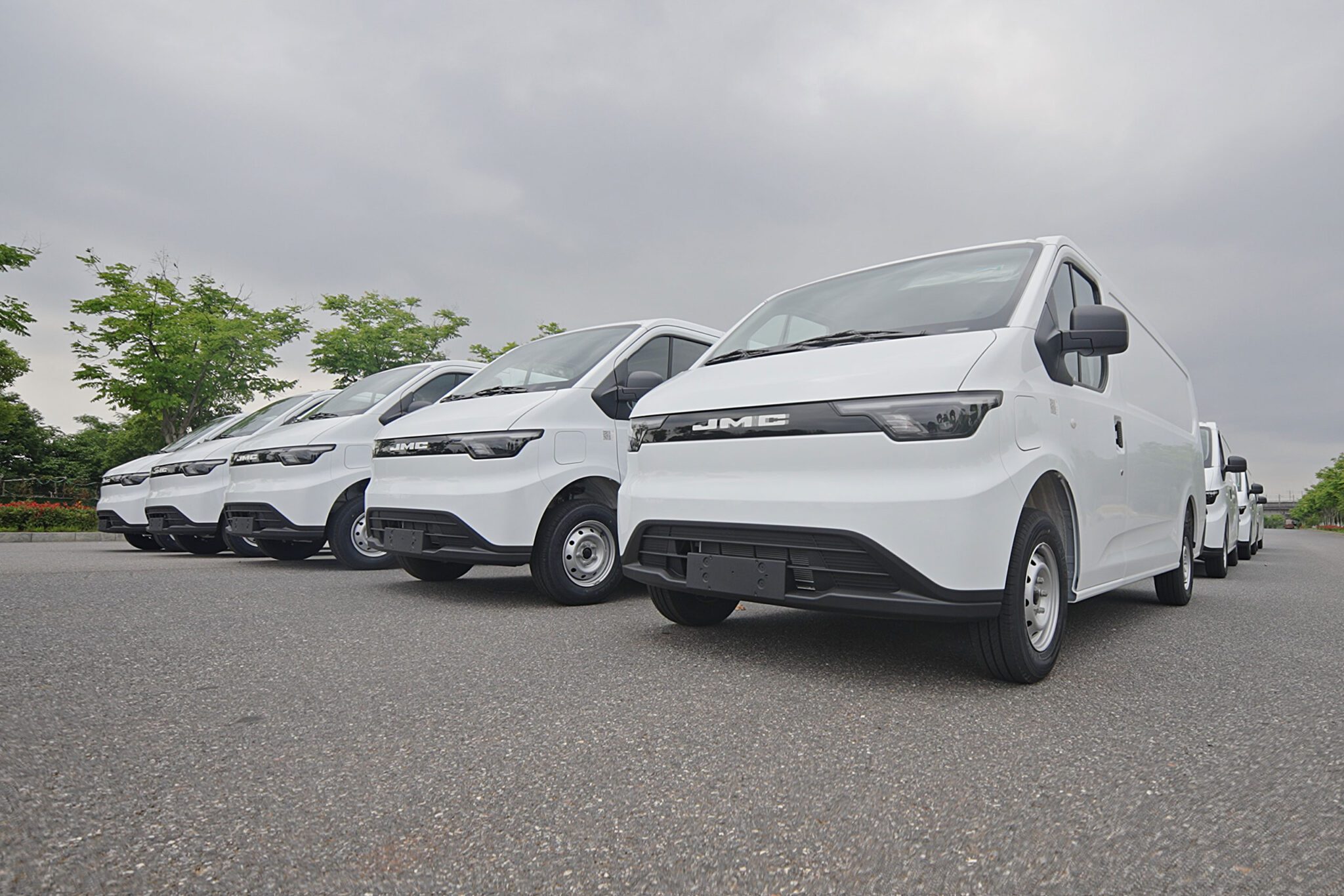 JMCG ships first electric vehicles to the Philippines