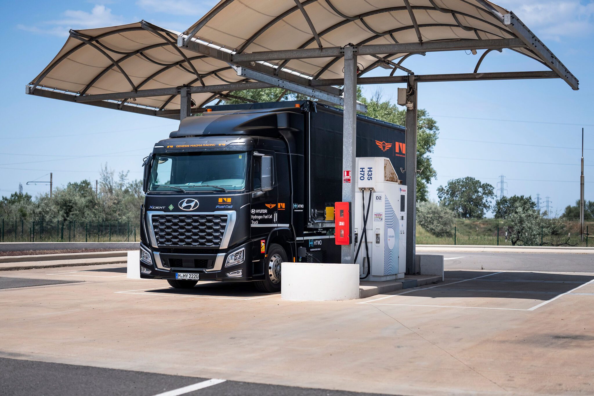 AutoWireDaily — Hyundai deploys hydrogen truck and robotics at Le Mans