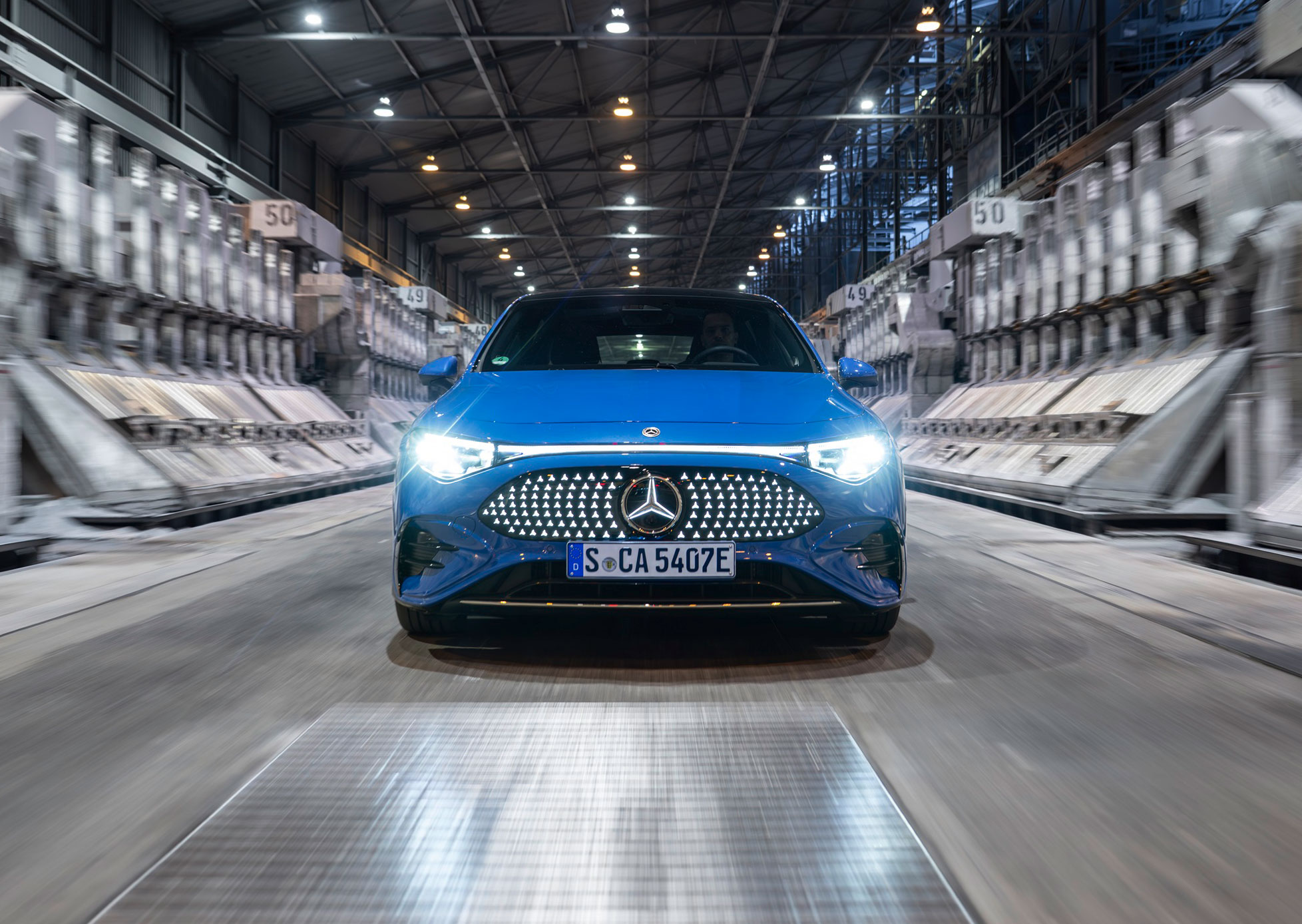 Mercedes car margin collapses, core performance tightens