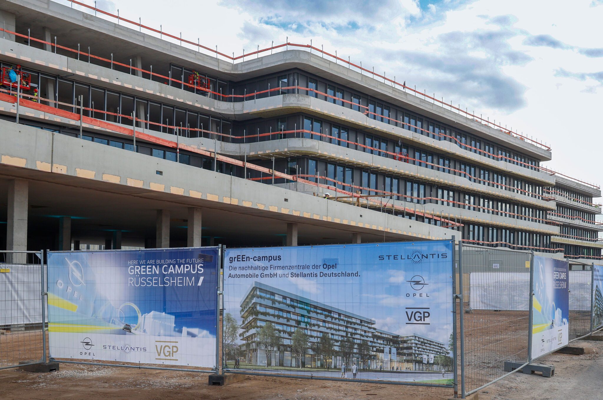 Opel marks grEEn-campus topping-out in R??sselsheim